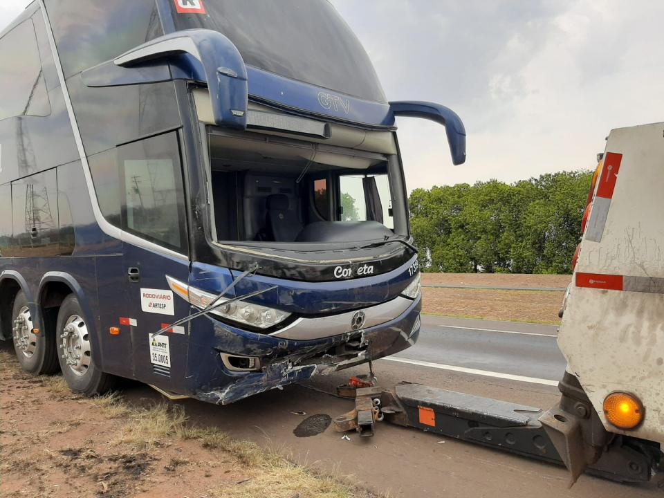 Foto 2 de 2 — Engavetamento com quatro veículos acontece após queimada em rodovia
